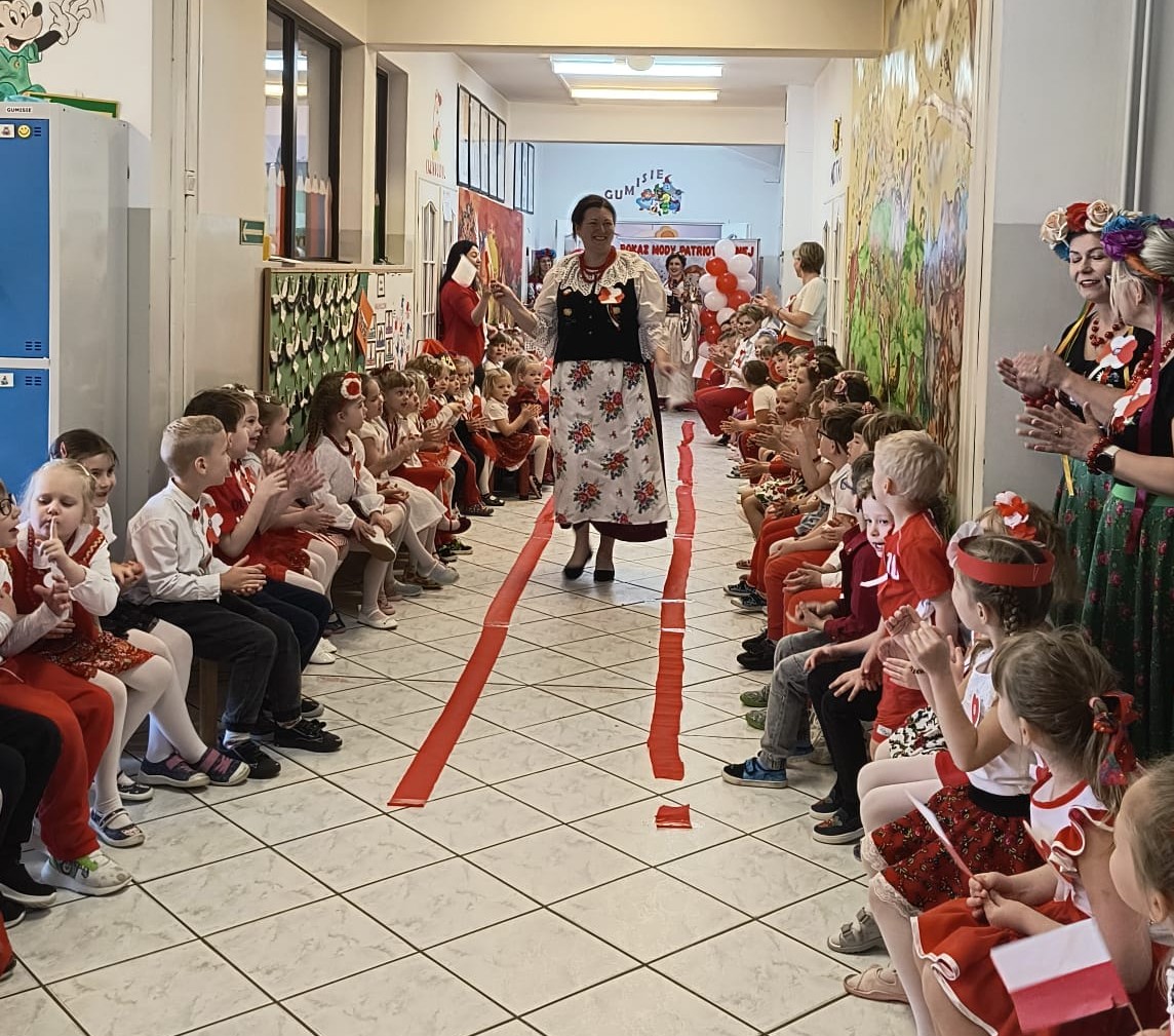 Na wybiegu pojawili się też pracownicy przedszkola.